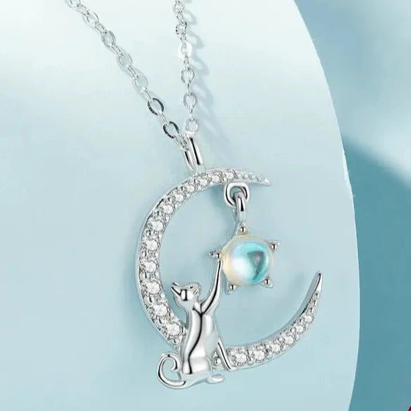 pendentif félin élégant