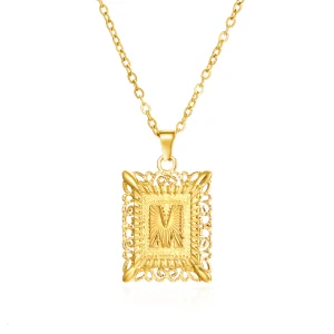 Pendentif dorée lettre "M"